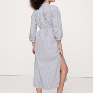 เดรสเชิ้ตลายทางลำลองพร้อมเชือกรูดเอว เดรสยาวปานกลางแขนยาวทรงโอเวอร์ไซส์พร้อมผ่าข้าง - Product Image 2