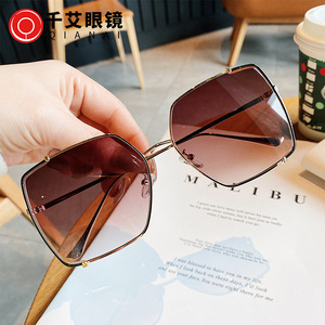 H1-JBK8886 Lunettes de soleil oversize irrégulières pour femmes, monture dorée, verres AC, protection UV400, type 3, pare-soleil - Product Image 3