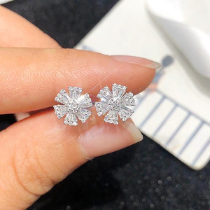 Mini Orecchini a Perno a Forma di Fiocco di Neve per Donne, Accessori per Orecchie Semplici da Indossare Quotidianamente, per Outfit Casual e Regalo - Product Image 1