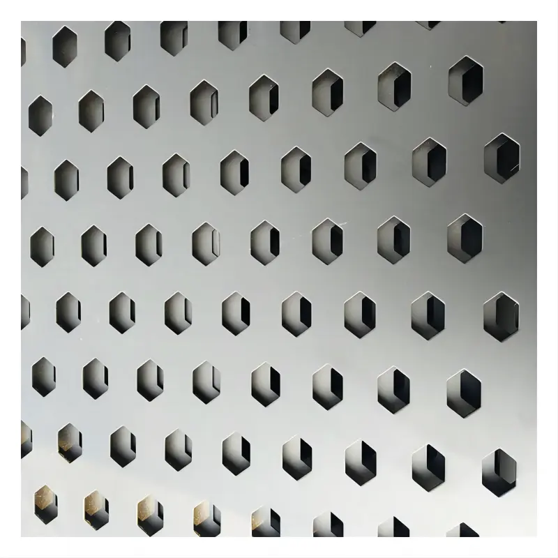 Die Quelle schlägt und schneidet fabrik sechseckige wabenförmige poröse Aluminiumplatten für Gebäudezierrichtung und -schutz.