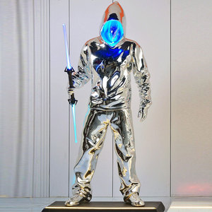 Statua Moderna di Arte Occidentale, Figura Umana a Grandezza Naturale, Uomo con T-shirt in Posizione Eretta e Seduta, Scultura Illuminata in Colore Cromo - Product Image 4