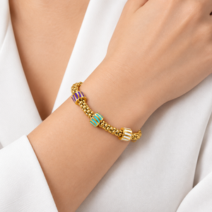 Bracelet en acier inoxydable émaillé pour femme, chaîne texturée dorée avec perles cylindriques rayées colorées, réglable 18+4 cm - Product Image 5
