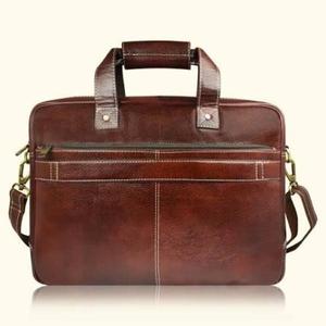 Élégant sacoche pour ordinateur portable en cuir véritable avec compartiment rembourré pour ordinateur, fermeture éclair robuste, poignée au design soigné, idéal pour le bureau - Product Image 4