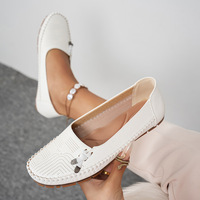 Mocassins perforés pour femmes, chaussures plates confortables à enfiler avec décorations, chaussures décontractées légères à bout pointu