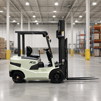 Chariot élévateur contrepoidsé avec batterie lithium-ion et dimensions de fourches réglables pour les opérations de transfert de palettes dans les hubs logistiques