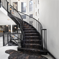 Escalier hélicoïdal extérieur gain de place créant une entrée majestueuse pour votre jardin