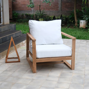 La chaise Bali Nusa présente un bois de teck finement poncé de couleur naturelle, idéale pour les espaces extérieurs, les maisons, les villas, les hôtels ou les complexes hôteliers. - Product Image 5