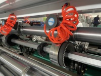 Machine de découpe et de rainurage à lame fine à réglage électrique, pour le traitement du carton ondulé sans bavures