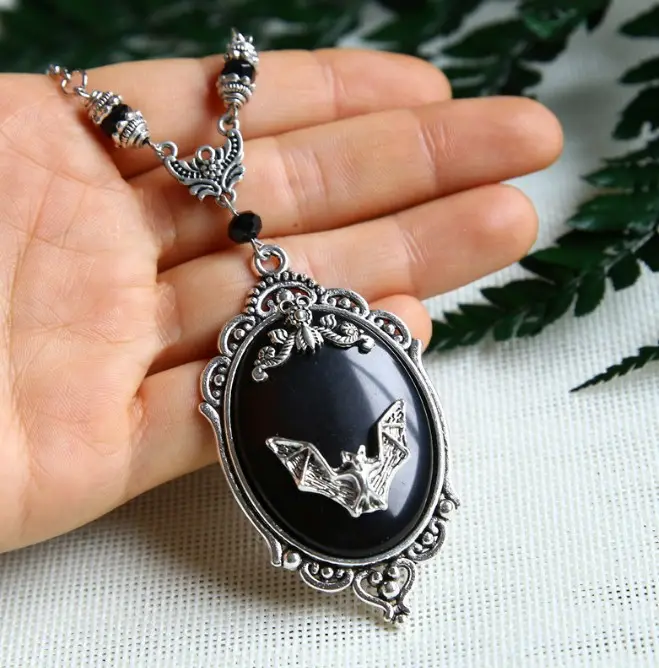 New Vintage Halloween Necklace Personality Gothic Antique Silver Animal Bat Pendant Black Gemstone Necklace fashion Jewelry