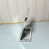 Miroir sur pied moderne avec base en métal poli, idéal pour les zones d'essayage en magasin, utilisable comme présentoir en magasin
