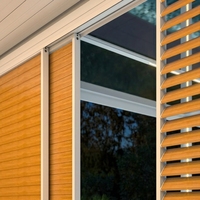 Porte de ventilation coulissante électrique en aluminium avec fonction coupe-vent, occultation totale à 100 %, design moderne et durable pour fenêtres en oriel