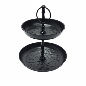 Soporte decorativo para pasteles de metal negro con mango de anillo Diseño en relieve floral y acabado recubierto de polvo - Product Image 1