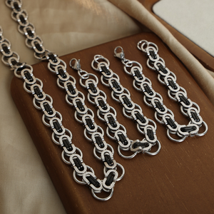 Collana con bracciale di nicchia elegante e elegante francese nuovo Design in acciaio inossidabile non sbiadisce il Set di gioielli da donna dell'industria pesante - Product Image 1