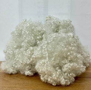 Fibra de Poliéster Siliconada Hueca Conjugada Reciclada HC 15D 51mm de Bajo Precio, Alta Voluminosidad y Fácil Apertura - Product Image 1