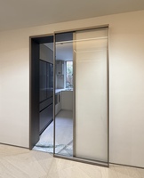 Portes coulissantes en verre trempé avec cadre en aluminium super fin doré de luxe, style minimaliste italien moderne, cloison intérieure