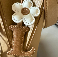 Charme de sac en cuir avec lettre et fleur mignons, porte-clés en cuir fait à la main, lettres colorées, charmes de sac en cuir, accessoires de sac, cadeau pour elle