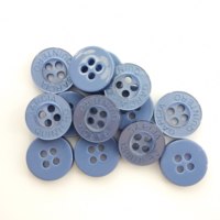 Kancing Resin Bulat 4 Lubang dengan Logo Ukiran Kustom Pabrik, Kancing Resin Embos 18L 20L untuk Kemeja & Kemeja Polo