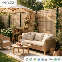 Lames de clôture verticales en PVC nervuré Kenda Bamboo Color 4,7 cm pour clôture grillagée, résistantes au vent et aux UV, pour jardins et cours.