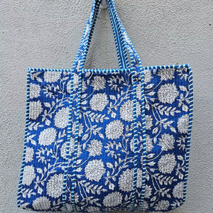 Sac fourre-tout matelassé en coton fait main de qualité supérieure, imprimé floral bleu, réversible, sac à main pour le shopping, cadeaux pour elle, pour femmes - Product Image 1