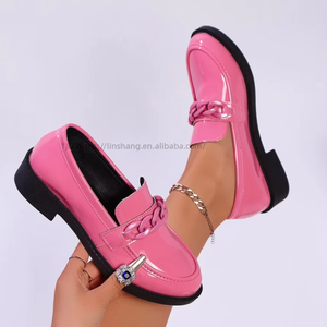 Calzado de Mujer a la Moda en Charol con Plataforma y Decoración de Cadena Negra en Mocasines para Uso Diario - Product Image 5