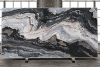 Grande dalle de quartzite naturelle Cipriano, veinures spectaculaires noires, grises et blanches, pour mur d'accentuation et plan de travail de salle de bain