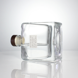 Bouteilles recyclables en verre <span class=keywords><strong>de</strong></span> forme carrée <span class=keywords><strong>de</strong></span> 250ml 500ml à <span class=keywords><strong>prix</strong></span> d'usine pour whisky liqueur vodka <span class=keywords><strong>gin</strong></span> avec liège Vente en gros - Product Image 4