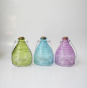 Trampa para <span class=keywords><strong>avispas</strong></span> de vidrio de colores con tapón de corcho Mango colgante para uso agrícola en jardín Trampa de vidrio colgante 3 tamaños - Product Image 3