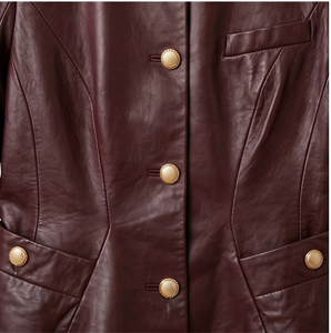 <span class=keywords><strong>Blazer</strong></span> in <span class=keywords><strong>Pelle</strong></span> di Pecora Rosso Vino per <span class=keywords><strong>Donna</strong></span>, Collo Tondo con Bottoni Dorati Opachi, Giacca Corta Elegante con Cintura in Vita - Product Image 5