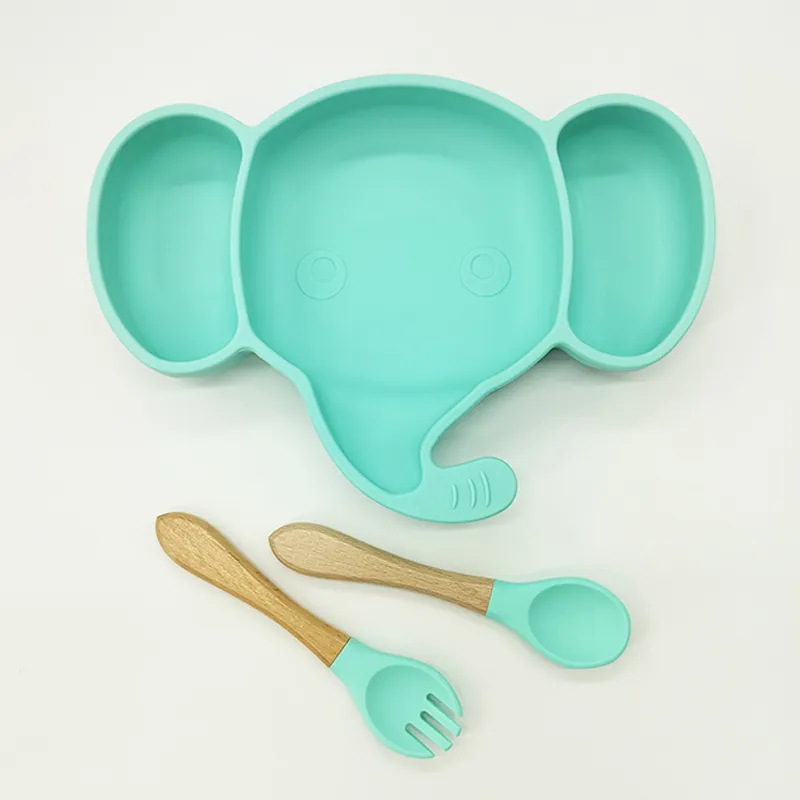 Stock prêt mignon nouveau design ensemble d'alimentation pour bébé en silicone de couleur personnalisée bavoir et bol à ventouse imperméables pour bébé