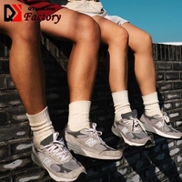 Fabrication en vrac Chaussettes pour hommes Chaussettes classiques à aiguilles Chaussettes blanches de haute qualité pour hommes
