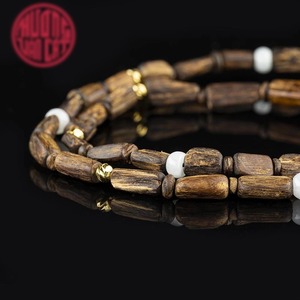 Bracelet en bois d'agar naturel entièrement enrobé avec accents dorés – Perles de bois d'oud à haute teneur en résine, (8,4 g) - Product Image 4