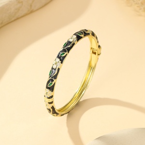 NUEVA Pulsera de dijes apilables para mujer, estilo vintage, chapada en oro sobre latón, con diseño de pétalo de esmalte líquido de color fresco y dulce - Product Image 3