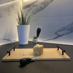 Plateau de service à fromage en bambou 35x20cm, couleur bois naturel, planche à découper rectangulaire avec poignées noires pour l'association fromage-vin - Product Image 6