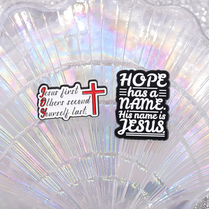 Broche émaillée bicolore noir et blanc avec motif croix, Jésus à l'intérieur, et la citation « Première Fille, Lis ta Bible » - Product Image 3