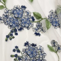 Tissu en maille de nylon brodé de fleurs bleues élégantes |   Dentelle légère et transparente pour chemisier d'été, robe de soirée et voile de mariée