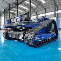 Robot tondeuse multifonctionnel sur chenilles pouvant être équipé d'accessoires pour la réaménagement des terres par commande à distance