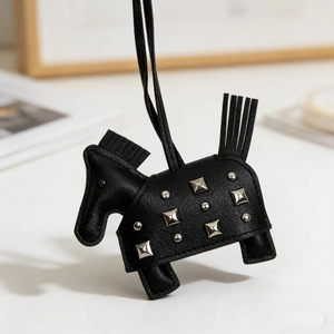 Llavero de cuero vintage con remaches de <span class=keywords><strong>rock</strong></span> y caballo, mini llavero de pony con tachuelas estilo punk, decoración de moda para bolso de mujer - Product Image 3