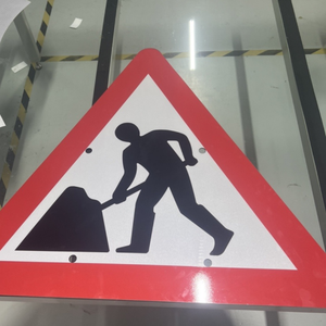 OEM İngiltere pazarı 3mm siyah geri güvenlik karayolu trafik yol işareti kurulu yansıtıcı işaretleri ile geri dönüşümlü ABS plastik trafik tabela - Product Image 1