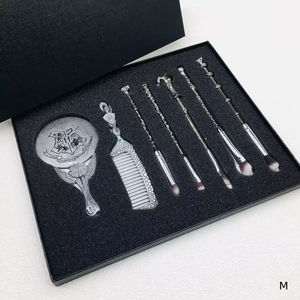 Set <span class=keywords><strong>de</strong></span> <span class=keywords><strong>Maquillaje</strong></span> <span class=keywords><strong>de</strong></span> Metal Edición Limitada Belleza con 7 <span class=keywords><strong>Brochas</strong></span> para Rostro, Espejo y Peine - Set <span class=keywords><strong>de</strong></span> Regalo para Chicas - Product Image 1