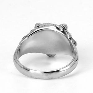 Anillo de Lobo de Acero Inoxidable en Tono Plateado Pulido con Detalle Texturizado en 3D, Estilo Audaz, Accesorio Masculino Perfecto para Ocasiones Especiales - Product Image 3