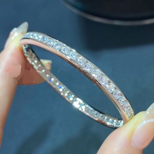 Bracelet en argent 925 pour femmes, diamants synthétiques ronds à taille brillante, style minimaliste, à porter au quotidien - Product Image 1