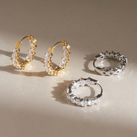Aros Huggie de Acero Inoxidable con Oro de 18K de J&D, con Circonitas Cúbicas Redondas en el Frente, Hipoalergénicos, Joyería Discreta de Lujo