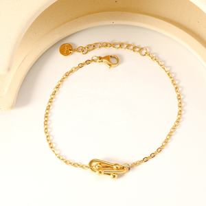 Bracelet à breloques Coccinelles en acier inoxydable plaqué or 18 carats avec fermoir fer à cheval et chaîne à perles rondes pour femme - Vente en gros - Product Image 6