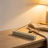 Brûleur d'encens artisanal en pierre texturée, design long et élancé, décoration zen pour espace de méditation, ornement de table pour salle de yoga