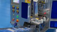 Machine de comptage, de remplissage, de scellage, d'emballage et de conditionnement à 4 vibro-bacs pour kits de quincaillerie, vis, écrous, rondelles, boulons et fixations