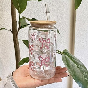 Gobelet à Cola avec couvercle en bambou et paille, en plastique, 16oz, style Bow, sensation haut de gamme et luxe léger - Product Image 2