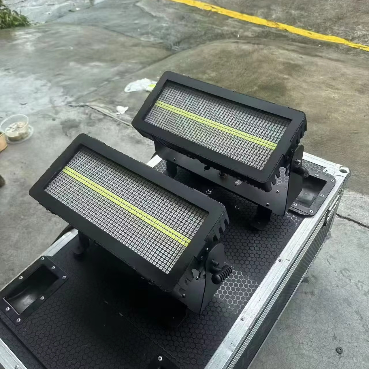 Used 400W 6000K Color Temperature RGBWA LED Flash Light, Waterproof Type, 12+12 for DJ Parties, Bars and Stage Performances
