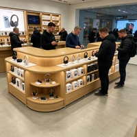 Étagère de présentation en promotion avec structure robuste et présentoir pour articles variés en grand magasin