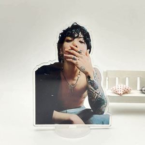 Expositor de Tarjetas Fotográficas Personalizado de Anime Kpop, Soporte de Acrílico Transparente con Impresión a Doble Cara y Holograma Epoxi - Product Image 2