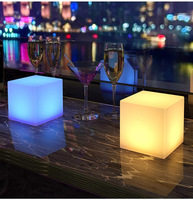 Lampe de table carrée clignotante étanche IP65 rechargeable avec logo personnalisé Veilleuse cube LED avec télécommande pour la décoration